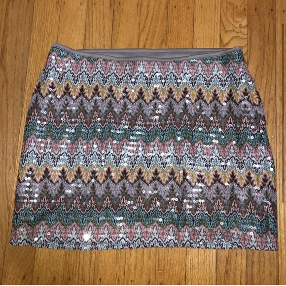 Outfit: T-shirt and skirt! Maroon T-shirt by MADEWELL and multicolored skirt - Picture 3 of 8